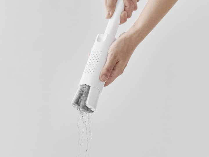 スポンジを水洗いするイメージ