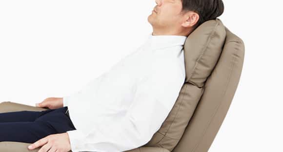 頭 ヘッドレスト頭をあずけて