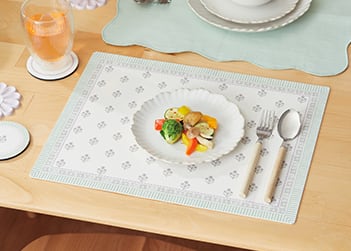 やさしいカラーのランチョンマットやお花の形の食器の使用例画像