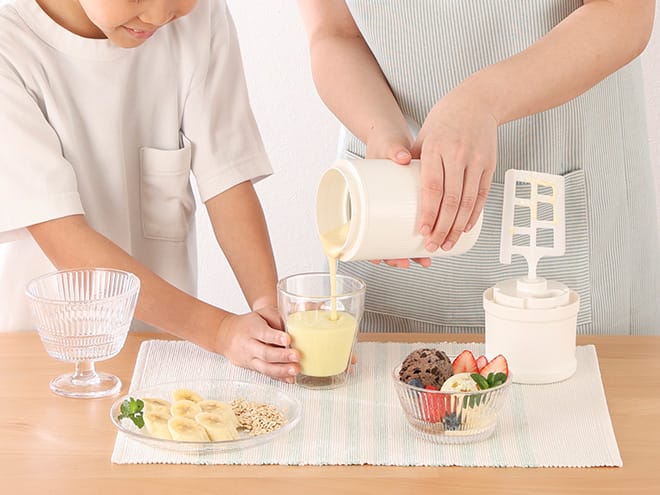 ドリンクやデザートを作っている