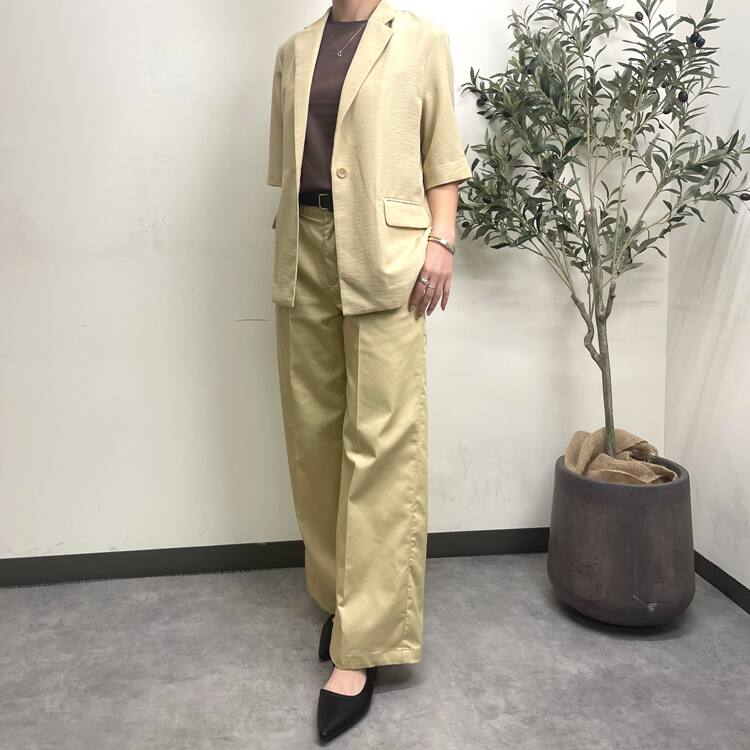 真夏まで頼れる、軽やか半袖ジャケットコーデ