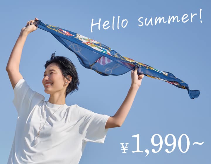 白い機能Tシャツを着た女性の爽やかな画像。機能Tシャツ1,990円から。