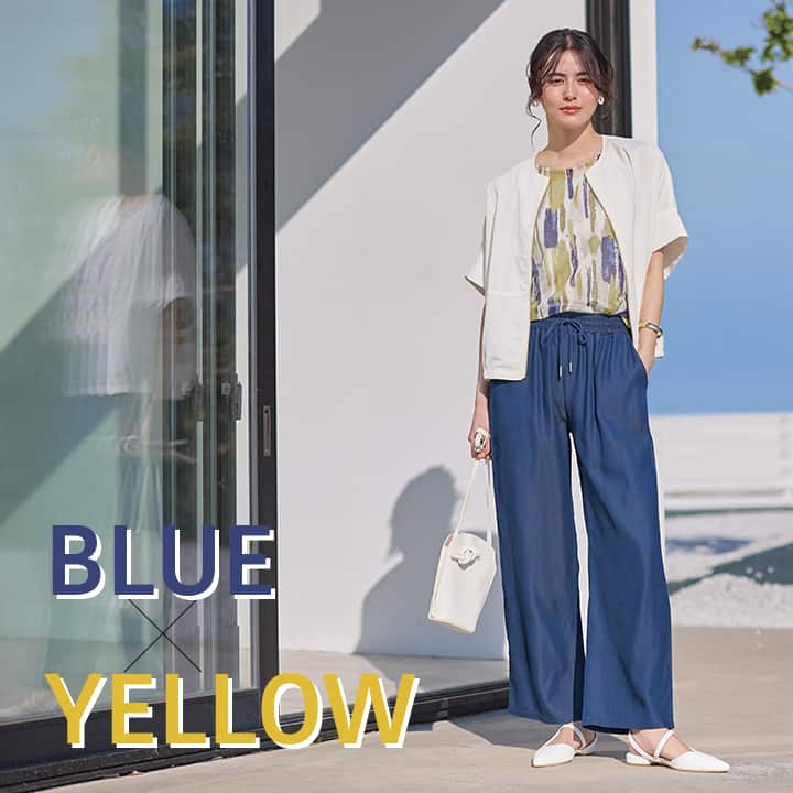 ブルー×イエローの夏らしいコーディネートの女性の画像。