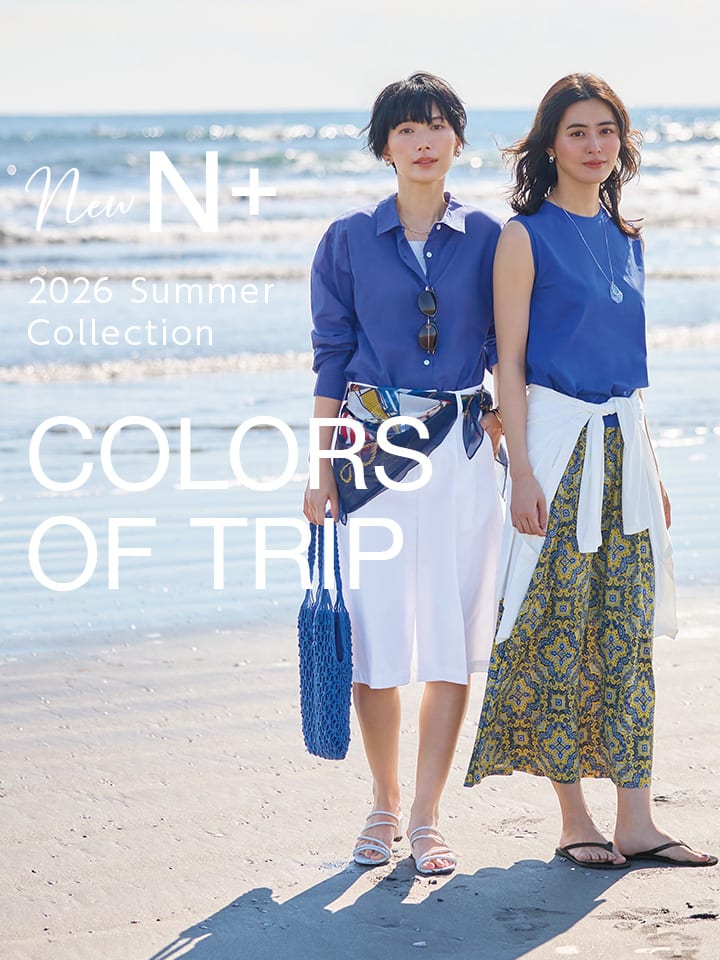 N＋ 2026 SUMMER COLLECTION 夏の新作/ブルーとホワイトを基調にイエローを効かせたコーディネートの女性2人が海辺に立つ画像