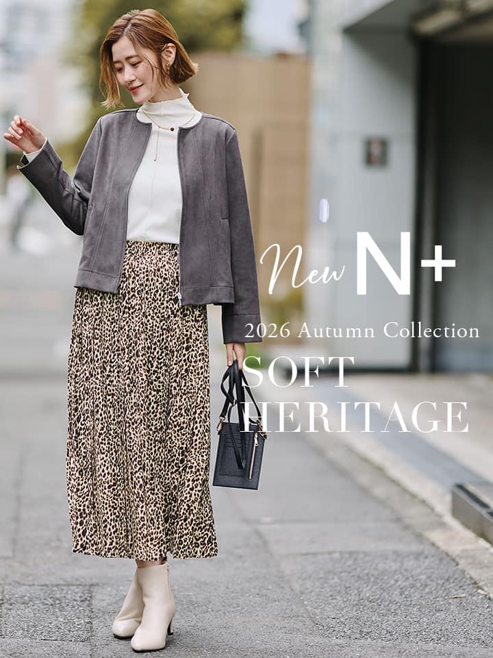 N＋ 2026 Autumn COLLECTION 秋の新作/シアー素材のトップスを着た秋らしいコーディネートの女性の画像
