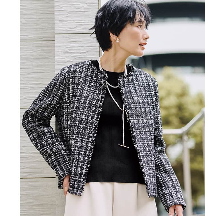 ツイードジャケットを着た女性の画像。華やかジャケットは、ジャージー素材のパンツで抜け感をプラス