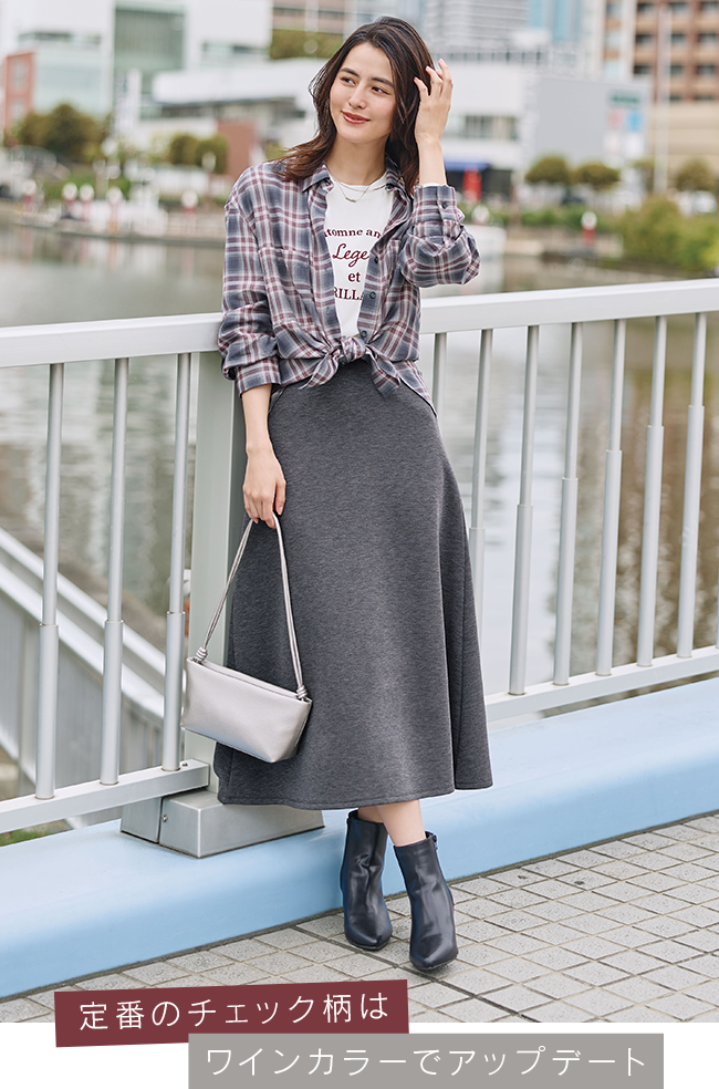 ローズ×グレーの秋色コーディネートをした女性の画像。定番のチェック柄はワインカラーでアップデート