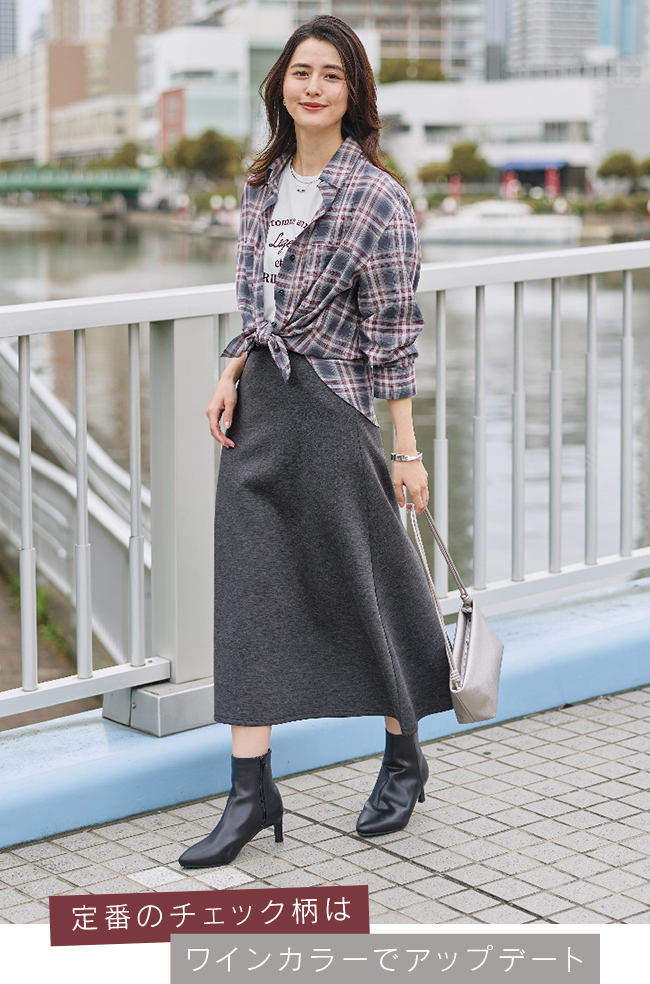 ローズ×グレーの秋色コーディネートをした女性の画像。定番のチェック柄はワインカラーでアップデート